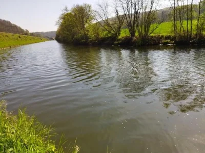 Vue imprenable sur les eaux scintillantes de Landelies